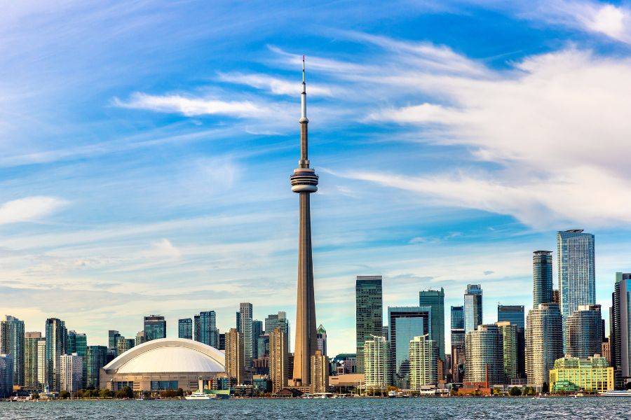 Skyline von Toronto mit CN Tower und moderner Architektur am Ufer des Lake Ontario