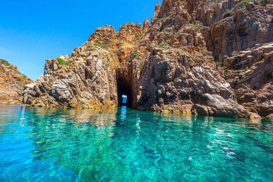 Felsige Mittelmeerküste mit Meereshöhle und türkisblauem Wasser
