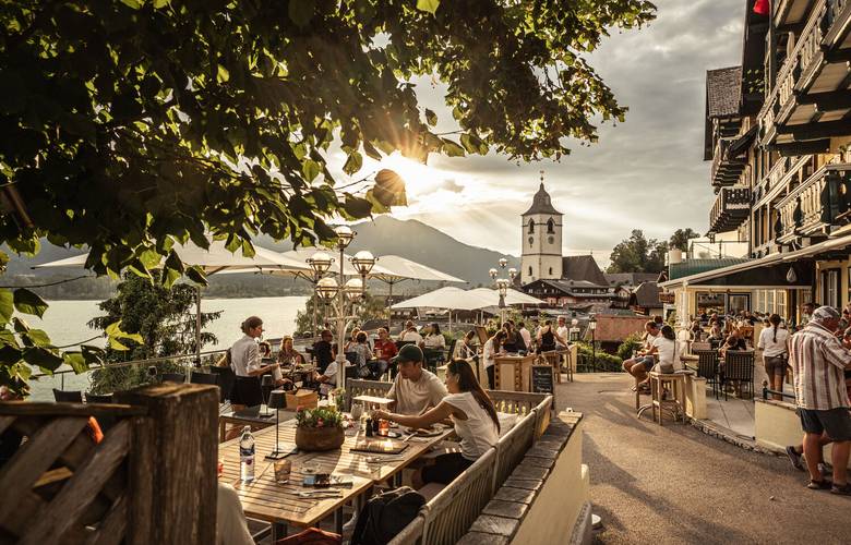 Paul der Wirt mit Panorama auf St. Wolfgang, See und Berglandschaft im Salzkammergut