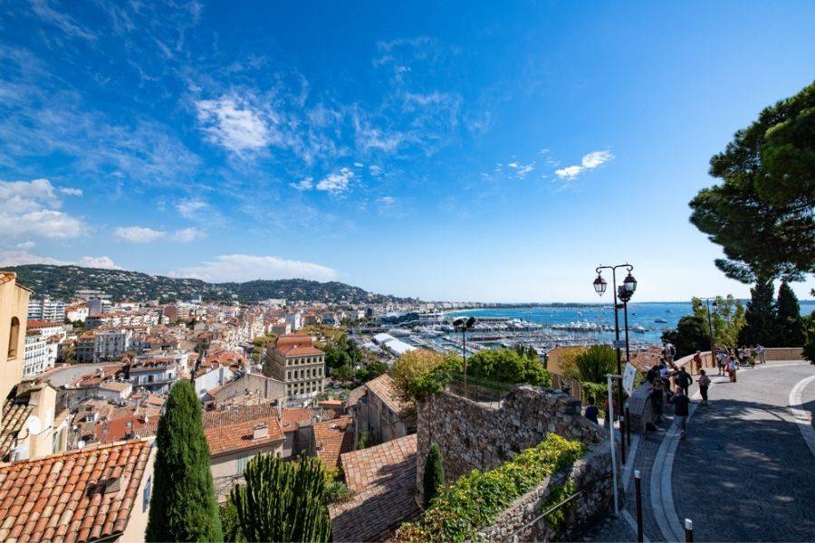 Blick über Cannes und den Yachthafen an der französischen Côte d’Azur