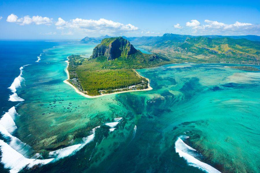 Luftaufnahme von Mauritius mit Le Morne Brabant, türkisfarbenem Wasser und Korallenriff – beeindruckende Naturkulisse für Hochzeiten und Flitterwochen.