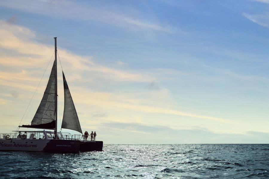 Segelkatamaran vor Aruba auf dem Karibischen Meer
