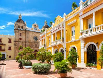 Historische Altstadt von Cartagena in Kolumbien mit farbenfrohen Gebäuden und Kirche