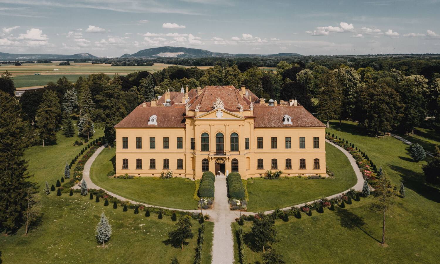 Außenansicht von Schloss Eckartsau mit barocker Fassade und Schlosspark in Niederösterreich