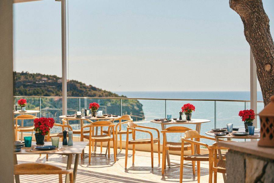 Lichtdurchflutete Terrassen und offene Ausblicke prägen das luxuriöse Ambiente des Jumeirah Mallorca.