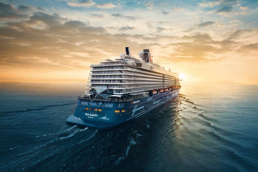 Mein Schiff 5 auf See bei Sonnenuntergang