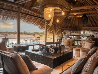 Einblick in eine der Lodges, welche rustikal und im Boho Style gehalten ist.