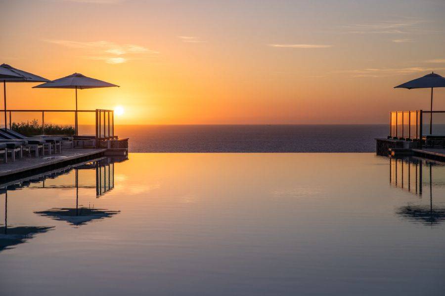 Sonnenuntergänge über dem Mittelmeer sorgen für magische Momente am Infinity Pool des Resorts.
