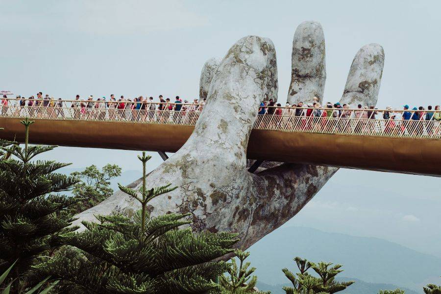 Die berühmte Golden Bridge in Da Nang, getragen von riesigen Steinhänden
