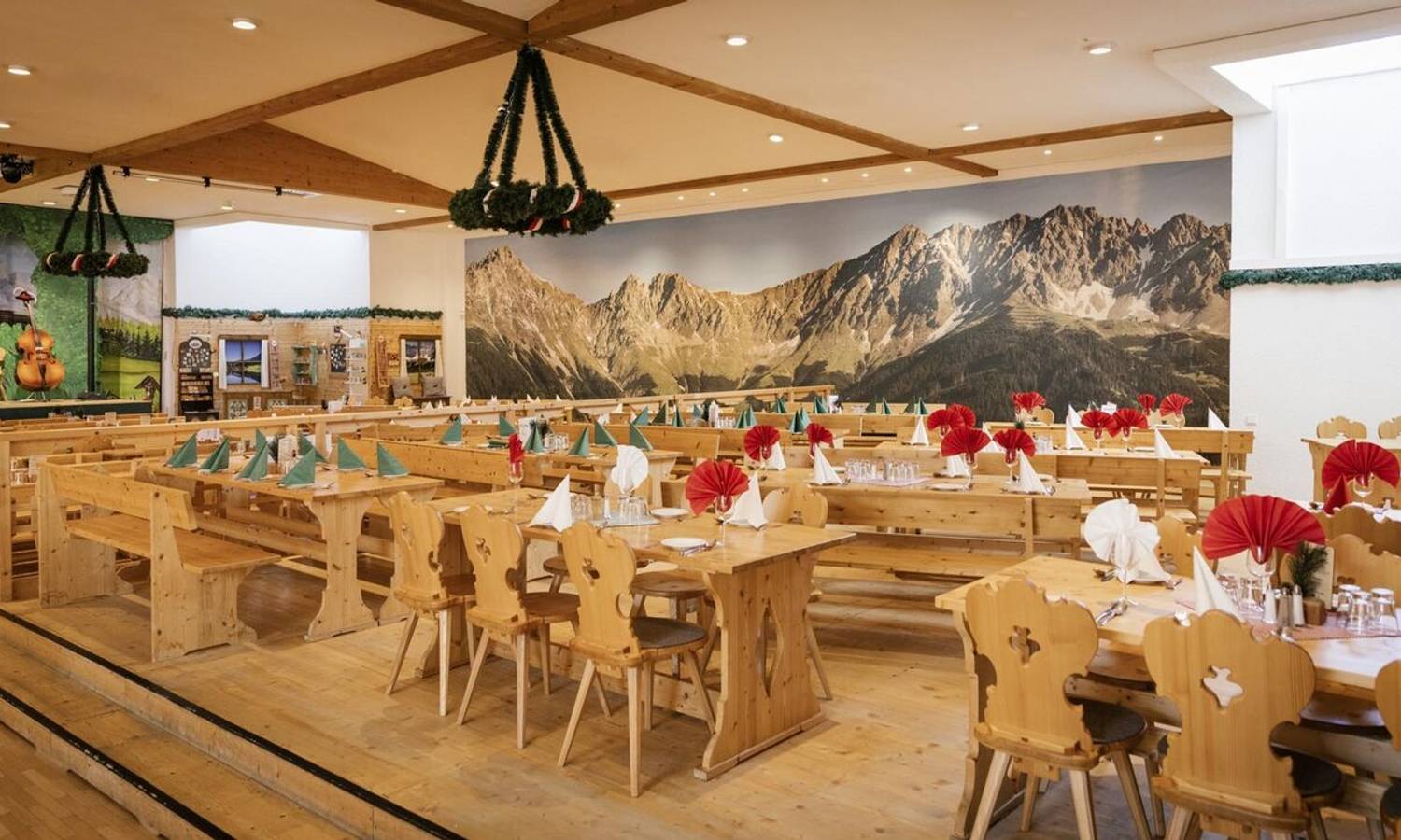 Tiroler Abend im Alpensaal Innsbruck mit traditionellem Entertainment und rustikalem Ambiente in einer der größten Restaurant-Räumlichkeiten Innsbrucks