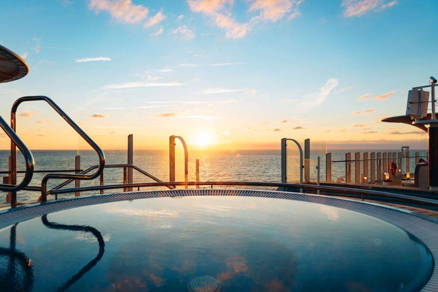 Whirlpool an Bord der AIDACosma mit Blick auf den Sonnenaufgang über dem Meer