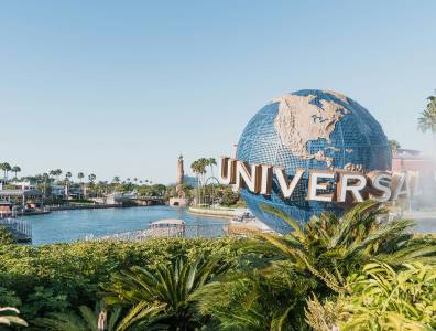 Eingangsbereich der Universal Studios in Orlando, Florida mit dem ikonischen Globus und tropischer Parklandschaft – beliebtes Highlight auf jeder Florida-Rundreise.