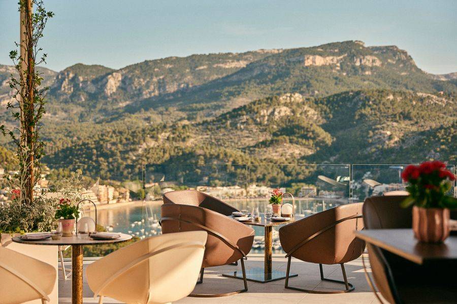 Frühstück mit Aussicht: Mediterrane Genussmomente hoch über dem Hafen von Port de Sóller.