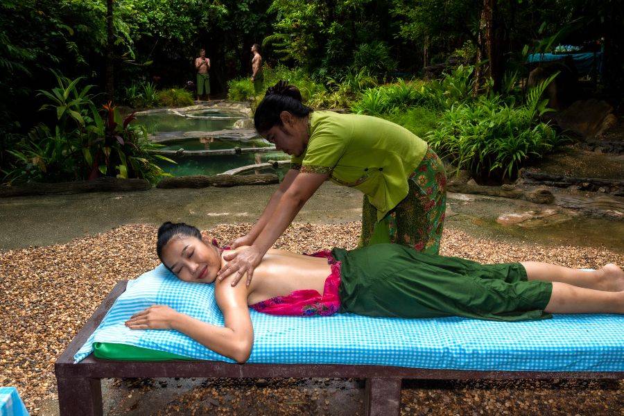 Healing Wellness Behandlung mit traditioneller Thai Massage in ruhiger Naturumgebung in Thailand