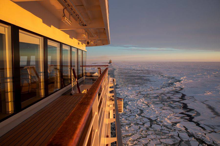 Expeditionsschiff im Eis der Ostsee bei Sonnenlicht