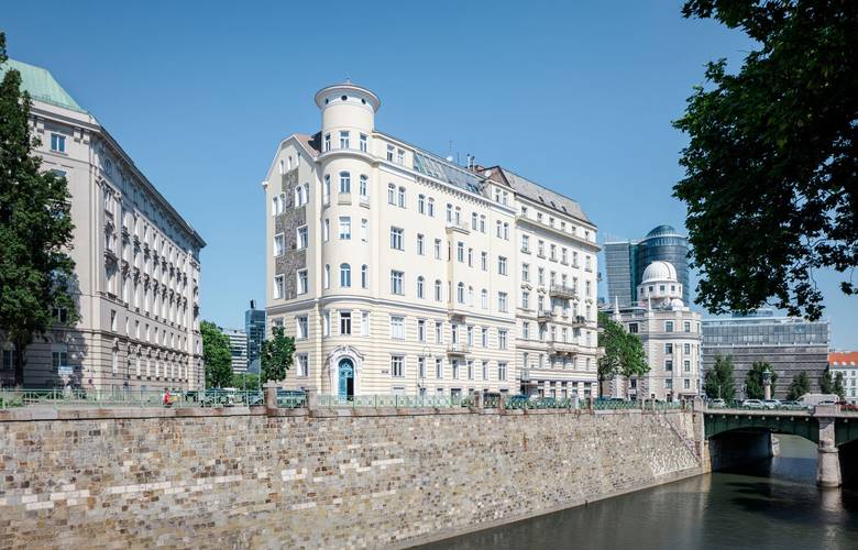 Außenansicht der ARS Akademie in Wien mit historischer Jugendstil, art nouveau Fassade und Eingangsbereich