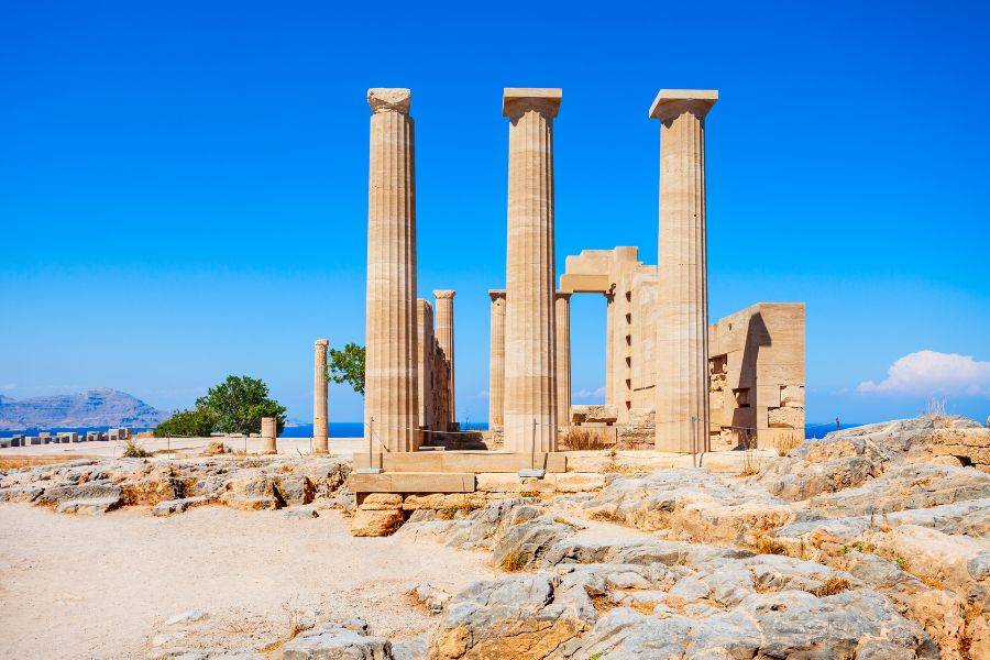 Antike Säulen der Akropolis von Rhodos unter blauem Himmel mit Blick auf die Küste