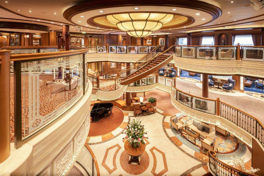 Elegantes Atrium und luxuriöses Interieur an Bord der Queen Mary 2