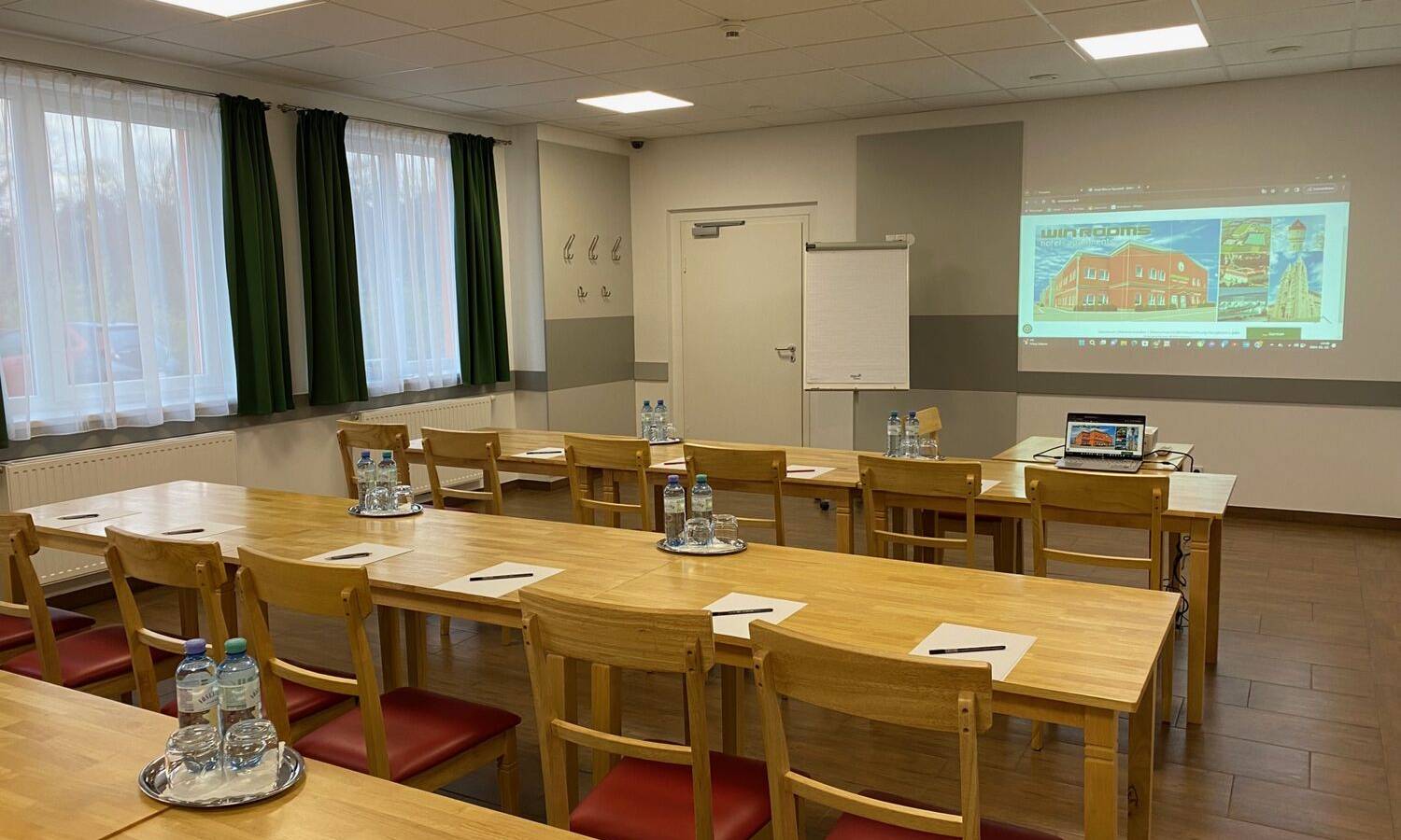 Tagungsraum im Klassenzimmerstil