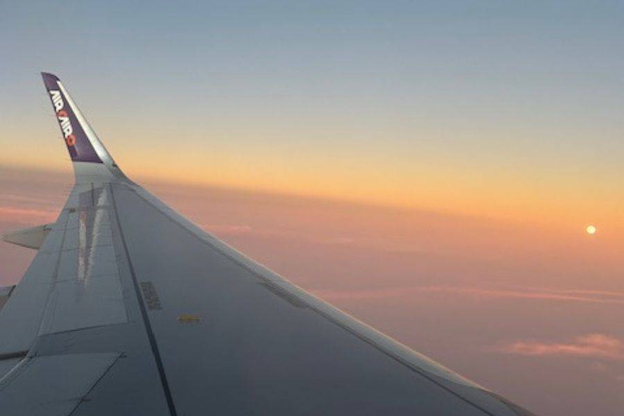 Blick aus dem Flugzeug bei Sonnenuntergang.