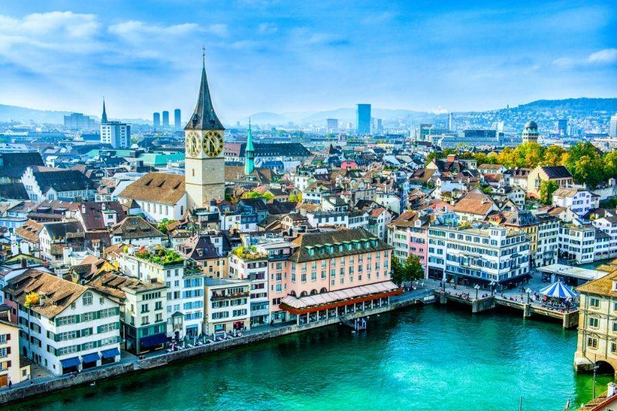 Historische Altstadt in der Schweiz mit Blick über den Fluss und markantem Kirchturm