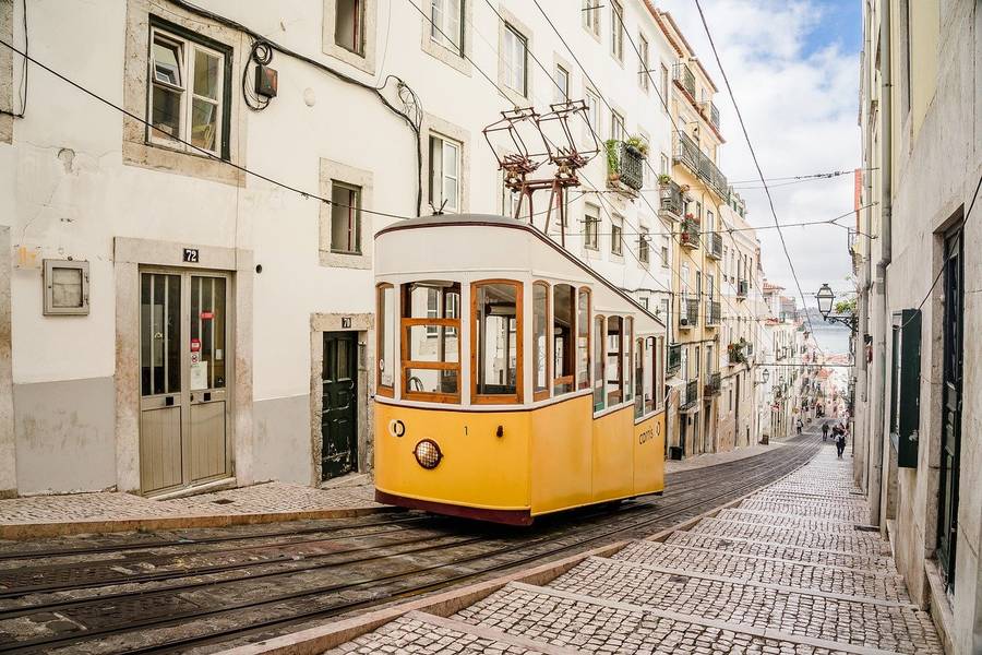 Die historische gelbe Straßenbahn in Lissabon.