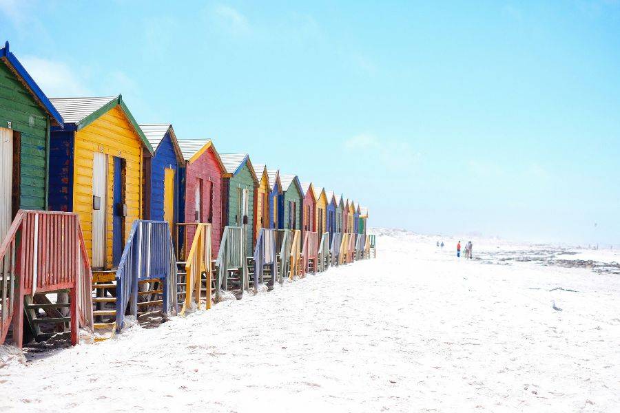 Farbenfrohe viktorianische Strandhäuschen am Muizenberg Beach in Kapstadt, Südafrika.