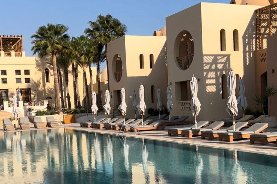 Poolanlage eines Hotels in typischem ägyptischen Stil.