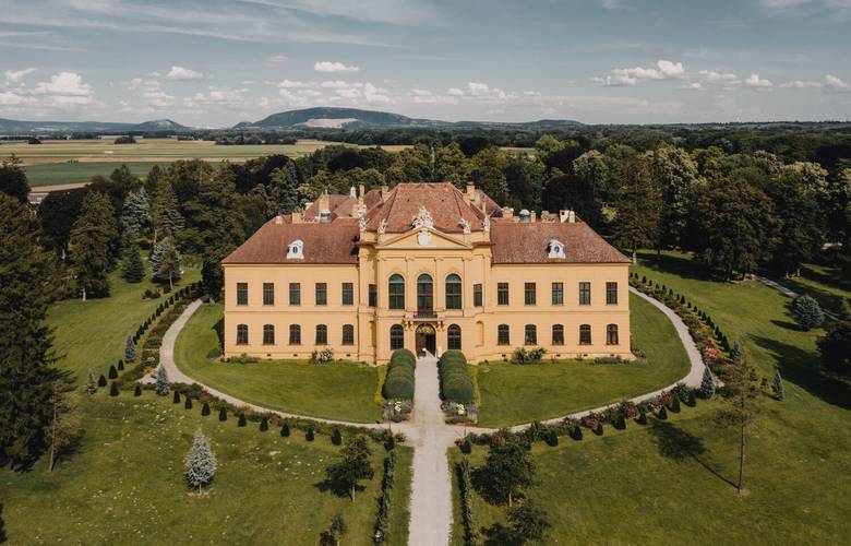 Außenansicht von Schloss Eckartsau mit barocker Fassade und Schlosspark in Niederösterreich