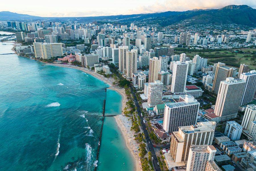 © Unsplash Luftaufnahme von Waikiki Beach in Honolulu auf Oahu, Hawaii mit Hochhäusern, türkisfarbenem Meer und tropischer Küstenlinie – beliebtes Reiseziel im Pazifik.