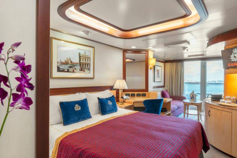 Elegante Balkonkabine an Bord eines Cunard Kreuzfahrtschiffes