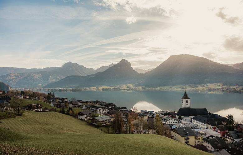 Paul der Wirt mit Panorama auf St. Wolfgang, See und Berglandschaft im Salzkammergut