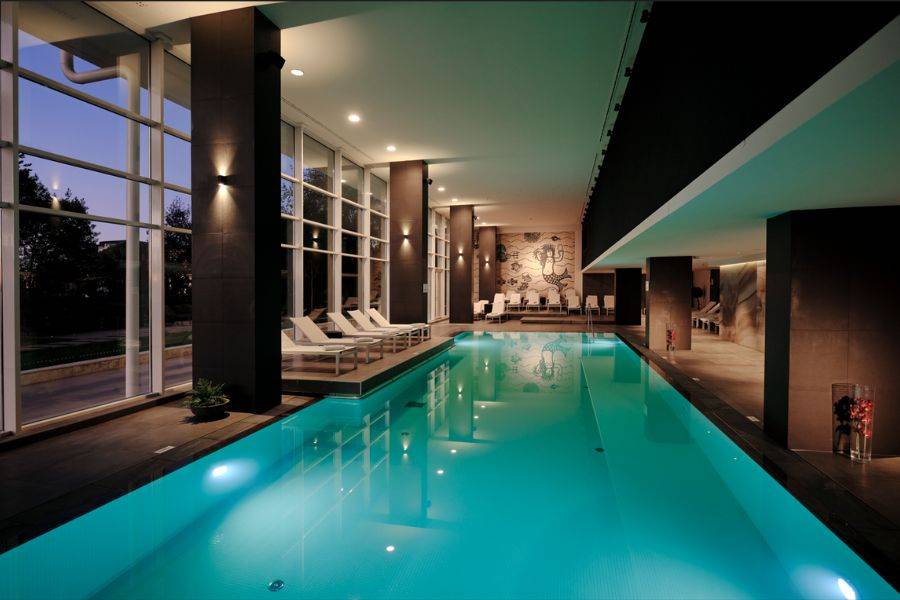 Der Spa Bereich des Hotels. Das Bild zeigt das schöne Pool