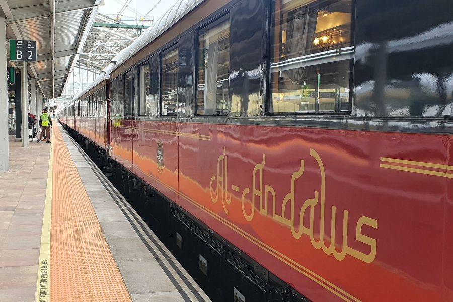 Zug Ál Andalus im Bahnhof