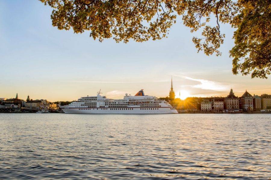 g-Lloyd Cruises Schiff vor der Altstadt von Stockholm bei Sonnenuntergang