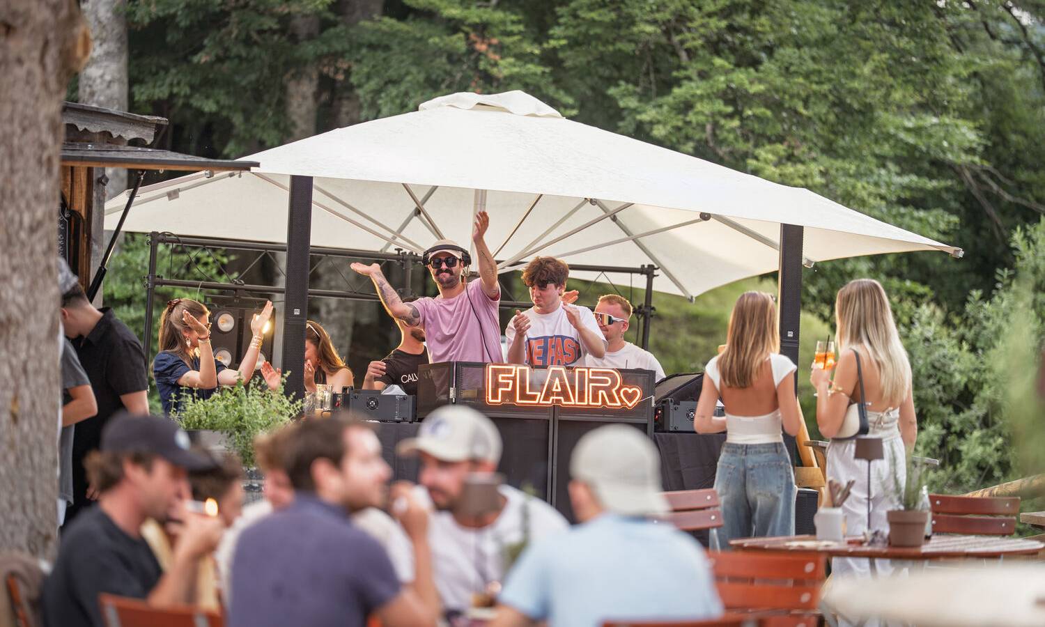 Streetfood Hütte im Almstadl am Schwarzensee mit regionalen Speisen in alpiner Umgebung