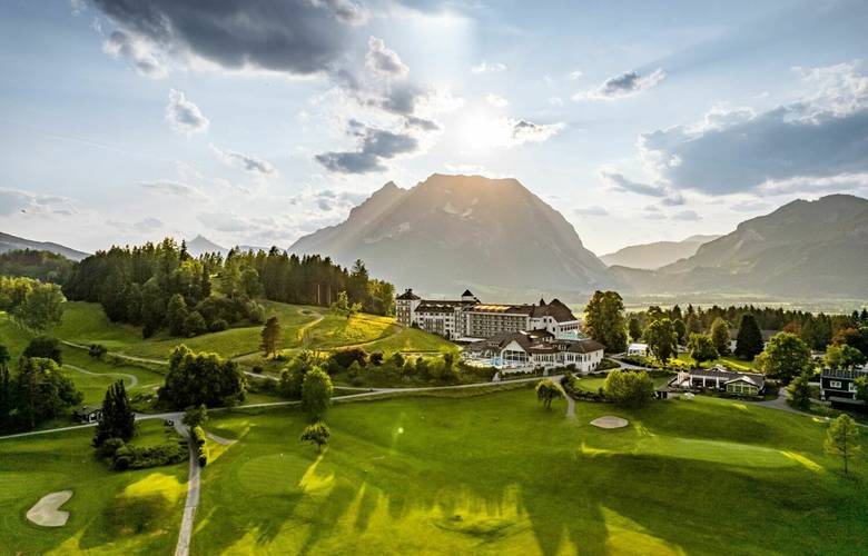 Hotel von außen im Sommer