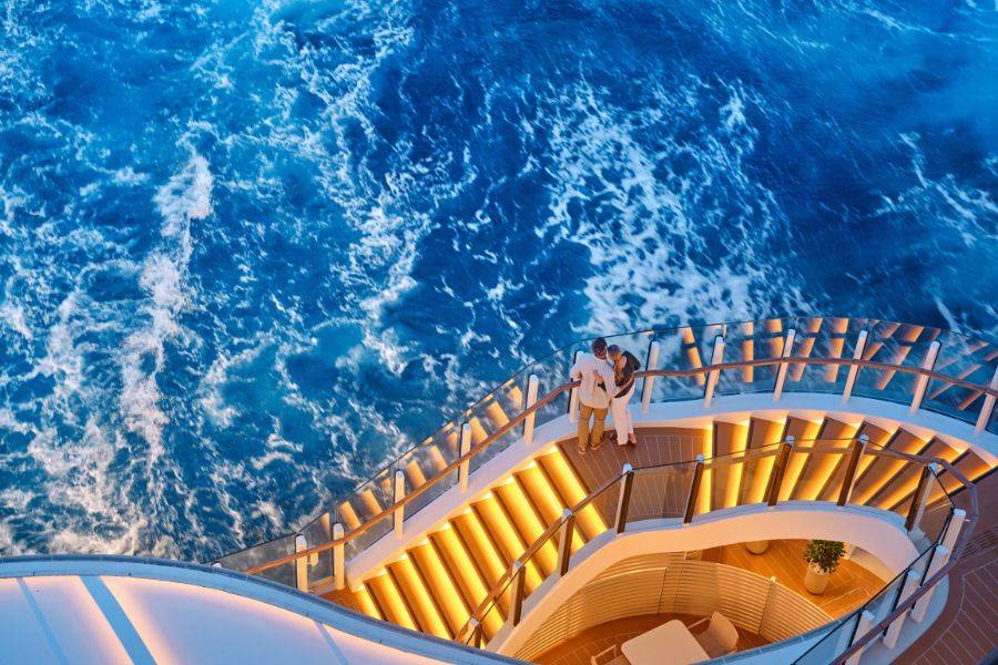 Beleuchtete Treppe auf Schiff mit Wellen