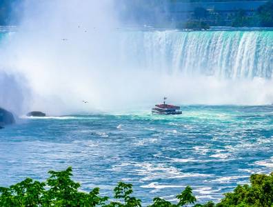 Niagarafälle in Kanada mit Bootstour nahe der gewaltigen Horseshoe Falls und aufsteigendem Wassernebel