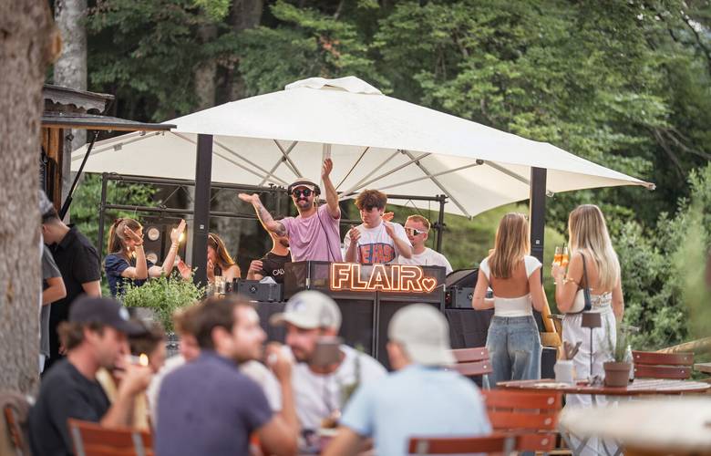 Streetfood Hütte im Almstadl am Schwarzensee mit regionalen Speisen in alpiner Umgebung