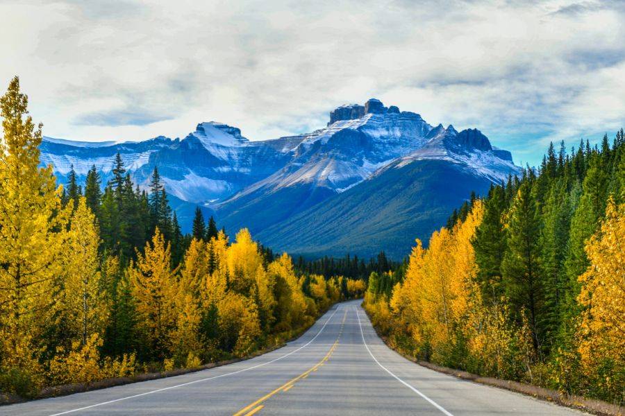 Panoramastraße durch die kanadischen Rocky Mountains mit Herbstfarben und Bergkulisse