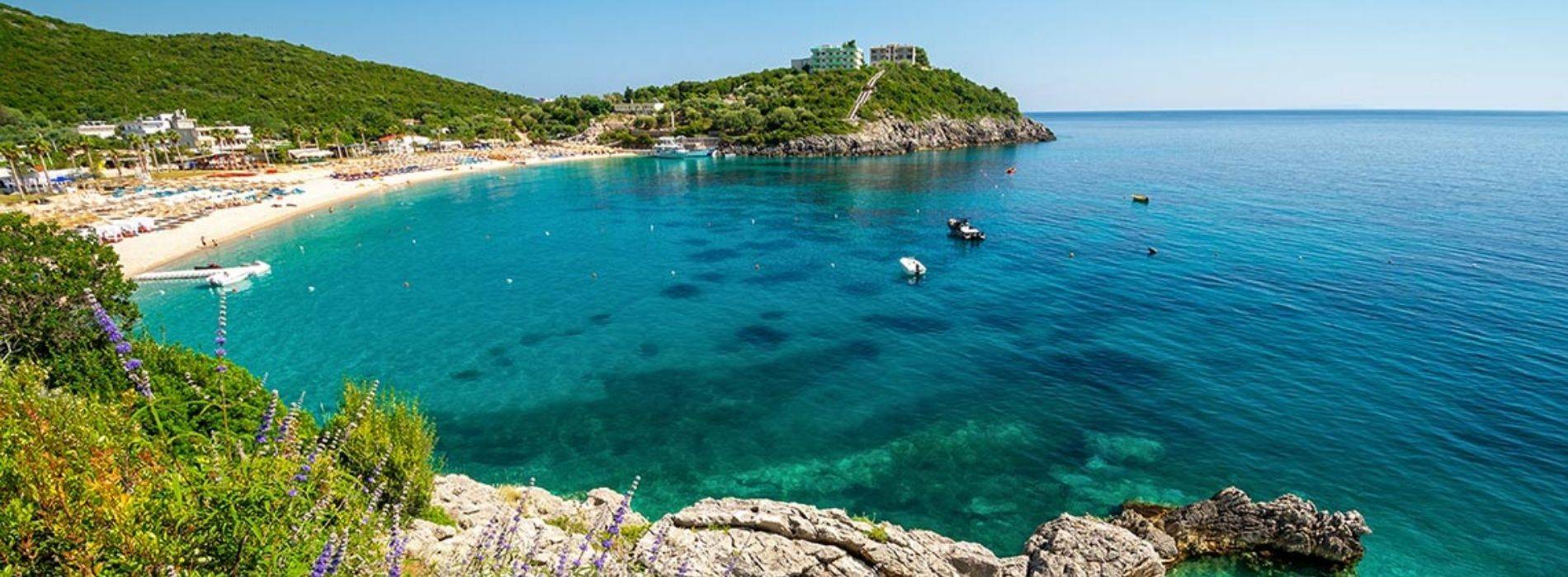 Türkisfarbene Bucht und Strand an der albanischen Riviera