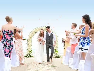 Strandhochzeit mit Brautpaar und Gästen im Melati Beach Resort, Koh Samui