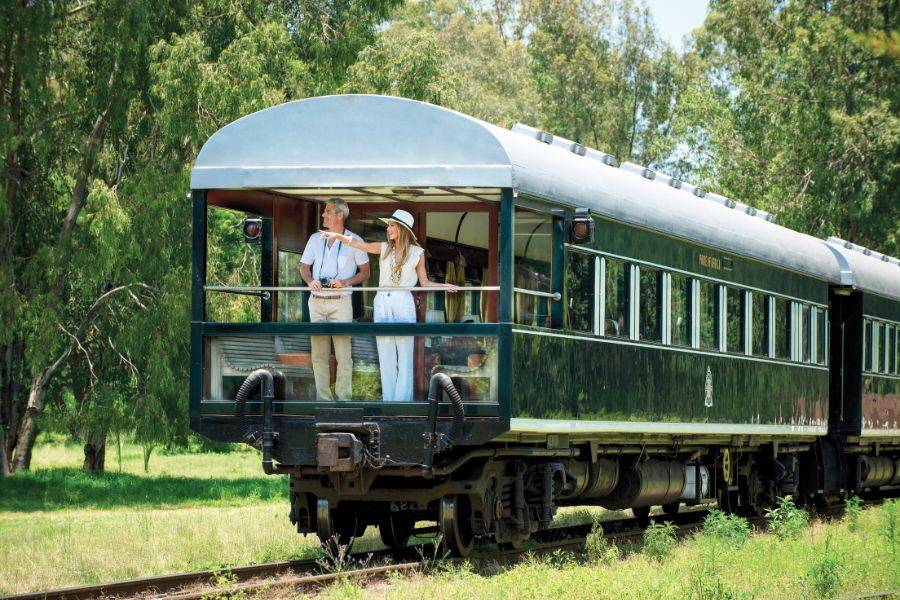 Zwei Personen auf dem Aussichtsbalkon des Rovos Rail